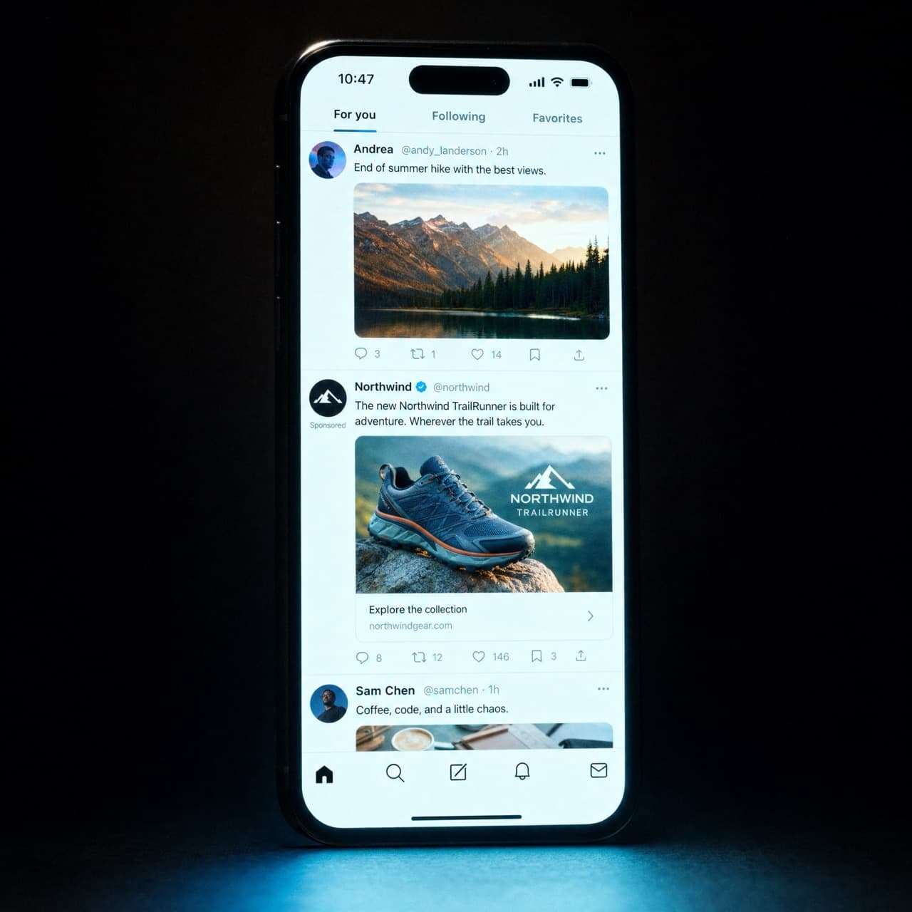 Un telefon care afișează un flux social în care o postare sponsorizată apare între postările obișnuite